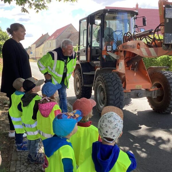 Baustellenführung für die Kita-Kinder in Dahnsdorf