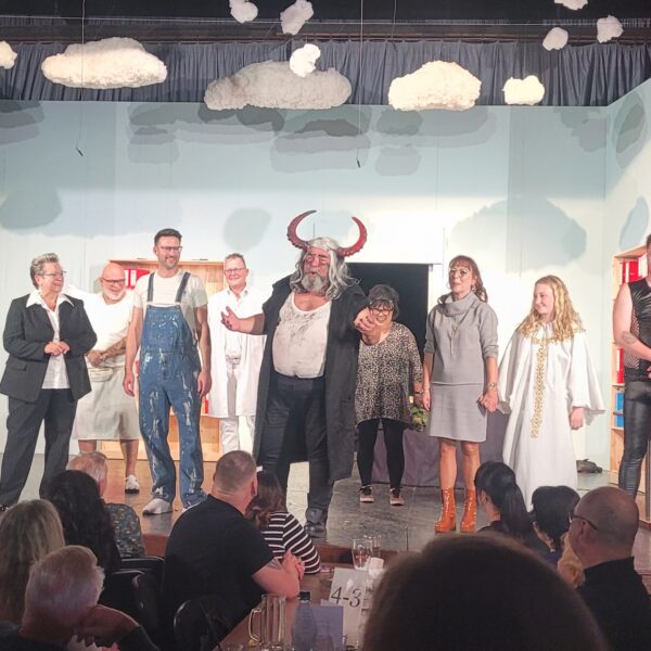Premiere des Niemegker Volkstheaters begeistert mit „Wo zur Hölle geht’s zum Himmel“