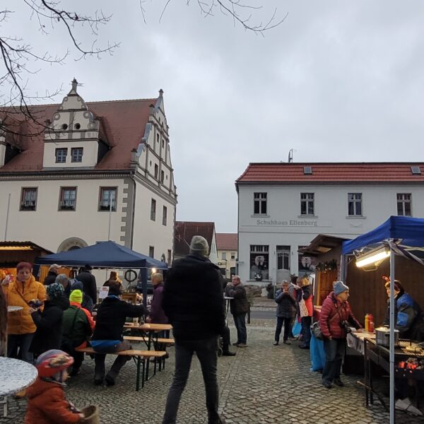 Gut besuchter Weihnachtsmarkt auf dem Niemegker Kirchplatz begeisterte Groß und Klein